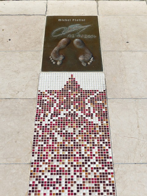 己的坚持和 己的坚持和